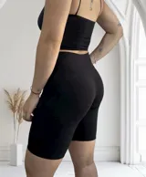 Short biker negro de tiro alto.