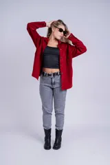 Pantalón mom de jean gris con efecto lavado.