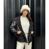 Campera gamulán de cuero sintético negro con cuello de solapa y forro interior de corderito. Cuenta con bolsillos frontales aplicados y detalles de corderito en los bordes y puños.