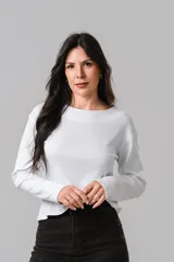 Remera de manga larga en tejido de punto acanalado, con cuello bote y corte recto.