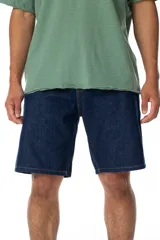 Bermuda de jean azul oscuro, corte recto, largo hasta la rodilla.