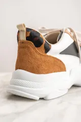 Zapatillas deportivas con cordones, de cuero vacuno color blanco, marrón, negro y animal print.