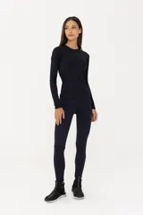 Calza larga negra de compresión media, cintura alta y largo estándar.