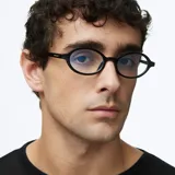 Lentes con filtro de luz azul, marca Oba, modelo Black. Montura geométrica negra de acetato, con lentes transparentes CR39 y protección UV400.