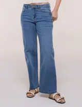 Jean de denim azul de tiro alto, corte wide leg con pierna ancha recta, con cinco bolsillos tradicionales, presillas para cinturón y cierre frontal con botón y cremallera.