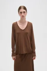 Remera de manga larga confeccionada en viscosa, con cuello en V y diseño holgado.
