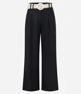 Pantalón wide leg de cintura alta color crudo, confeccionado en viscolino, con trabillas en la cintura, cierre tradicional y pliegues. Incluye cinturón de rafia artificial.