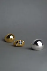 Anillo dorado chunky de acero quirúrgico con recubrimiento PVD y circonia negra. Diseño moderno y llamativo.