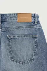 Jeans regular fit de denim de algodón en color gris con efecto lavado, tiro medio, diseño de cinco bolsillos y cierre frontal con botones.
