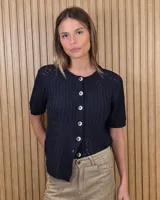 Cardigan calado de manga corta, tejido en punto con cierre frontal de botones y cuello redondo.