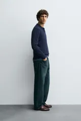 Polo de punto de corte regular fit, confeccionado en una mezcla de algodón. Presenta cuello solapa con abertura frontal, manga larga y acabados en rib en puños y bajo.