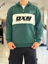 Hoodie de medio cierre de Duxon Studios, en color verde con una franja horizontal blanca en el pecho y estampado frontal en negro. Presenta cuello alto y puños y dobladillo en rib elástico.