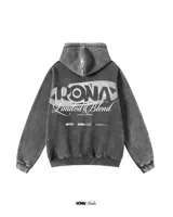 Buzo hoodie gris con efecto gastado, con capucha y cordones ajustables. Estampado en la espalda con el logo de la marca "Rona" y la frase "Limited Blend".