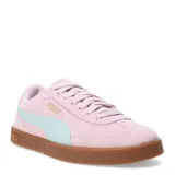 Championes Puma modelo Club II Era Suede, confeccionados en gamuza color rosa con la franja lateral característica en color verde agua y suela de goma color caramelo.