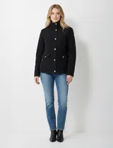 Campera acolchada negra con diseño capitoné de rombos. Posee cuello alto abotonado y cierre frontal oculto con botones a presión dorados. Incluye bolsillos delanteros con solapa y botones a presión dorados.