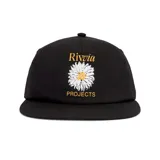 Gorra negra tipo trucker con visera plana, logo de la marca y estampa de una margarita.