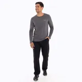 Remera de manga larga Merrell modelo Misuri, color gris melange, con cuello redondo y logo de la marca estampado en el pecho. Confeccionada con tecnología Swiftdry para absorción de humedad.