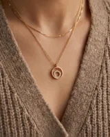 Collar de plata con baño de oro y diseño de doble círculo, decorado con circonias en el círculo interior.