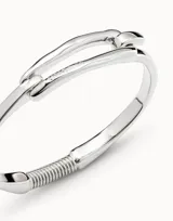 Pulsera rígida de metal bañado en plata con diseño de eslabón central y cierre de resorte.