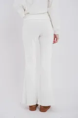 Pantalón blanco de felpa con cintura alta tipo faja y corte acampanado.