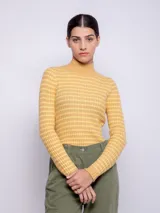 Polera amarilla con cuello alto y diseño a rayas horizontales.