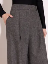 Pantalón de lana color gris con corte palazzo, pinzas delanteras y cintura con doble gancho pantalonero.