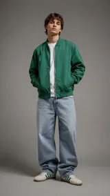 Campera bomber verde oscuro con cierre frontal plateado, bolsillos laterales ribeteados y cuello, puños y dobladillo de canalé.