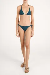 Top de bikini triangular color verde oscuro, con tirantes ajustables y detalle de cuentas decorativas en el centro y en los extremos de los cordones.
