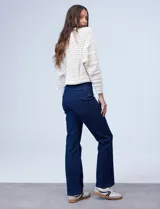 Jegging azul denim de algodón y poliéster, con pretina ancha elastizada, modelo recto, bolsillos delanteros simulados y bolsillos traseros aplicados.