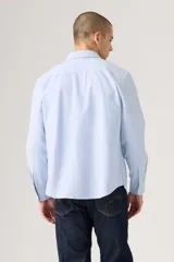 Camisa de hombre color celeste, de manga larga, con cuello abotonado y logo bordado en el pecho.