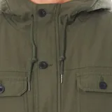 Campera de gabardina color verde militar, con cierre frontal de botones, capucha forrada en sherpa y bolsillos frontales en el pecho.