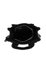 Cartera tipo tote bag de Las Oreiro, confeccionada en material efecto gamuza color beige con detalles de textura tipo corderito en las asas y bordes. Incluye un parche frontal con el logo de la marca y correa ajustable.