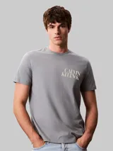 Remera de algodón de corte regular con cuello redondo y mangas cortas. Presenta un diseño gráfico con el logo de la marca apilado en el pecho.
