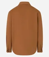Camisa de manga larga confeccionada en sarga de algodón color verde menta, con cuello inglés y cierre frontal de botones negros. Presenta dos bolsillos de parche con solapa en el pecho y puños con botones.