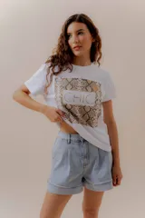 Remera blanca de algodón con estampado de piel de serpiente y la palabra "CHIC" en letras doradas.