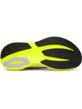 Championes de running Under Armour modelo Velociti Distance, con diseño aerodinámico en color blanco, detalles en negro y suela de espuma HOVR+ en color amarillo neón.