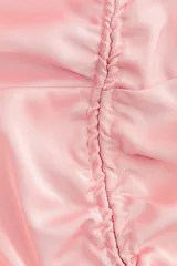 Vestido midi sin mangas de satén color rosado, con cuello redondo, frunces laterales y cordón ajustable frontal que crea un tajo y efecto drapeado.