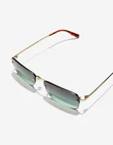 Lentes de sol rectangulares al aire con cristales degradados en tono verde. Presentan una estructura metálica dorada con patillas finas y terminales en carey.