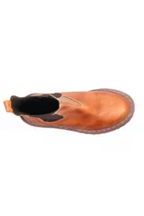 Bota Chelsea de cuero color marrón con elásticos laterales y suela track.