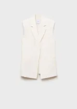 Chaleco tipo blazer sin mangas, de corte oversize y cuello con solapas. Confeccionado en lino, presenta un diseño abierto sin cierre y dos bolsillos laterales de ribete.