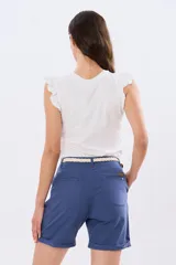 Bermuda de lino clásica color beige, de corte recto y tiro alto, con bolsillos laterales y vuelta en el ruedo. Incluye un cinto trenzado claro con detalles en marrón y hebilla metálica dorada.