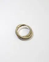 Anillo de plata 925 con dublé de oro y circonias blancas, compuesto por tres aros entrelazados.