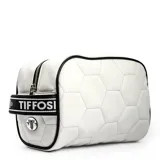 Necessaire Tiffosi con diseño acolchado que simula la textura de una pelota de fútbol. Presenta un color blanco con detalles en negro, cierre superior y una correa lateral con el logo de la marca.