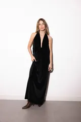 Vestido largo bordó con escote halter pronunciado, detalle de nudo en el centro y tajo lateral en la falda.