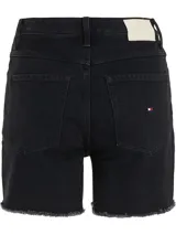 Shorts de jean negros de tiro alto con cierre de cremallera y botón, cinco bolsillos y bajos desflecados.