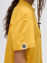 Remera verde agua con cuello redondo y manga corta, con un pequeño estampado de una estrella en el pecho. Corte holgado y cuadrado.