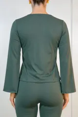 Blusa de color verde oliva con escote drapeado tipo cowl neck, mangas largas ligeramente acampanadas y corte recto.