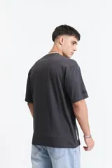 Remera blanca de algodón, corte oversize, manga corta y cuello redondo.