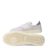 Championes urbanos New Balance modelo Court, color beige con detalles en blanco y suela de goma en tono crema. Presentan el logo N característico en los laterales y puntera perforada para mayor ventilación.