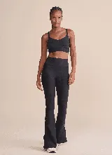 Calza deportiva acampanada color azul marino, tiro alto, con aberturas laterales en el ruedo y bolsillo interno en la cintura.